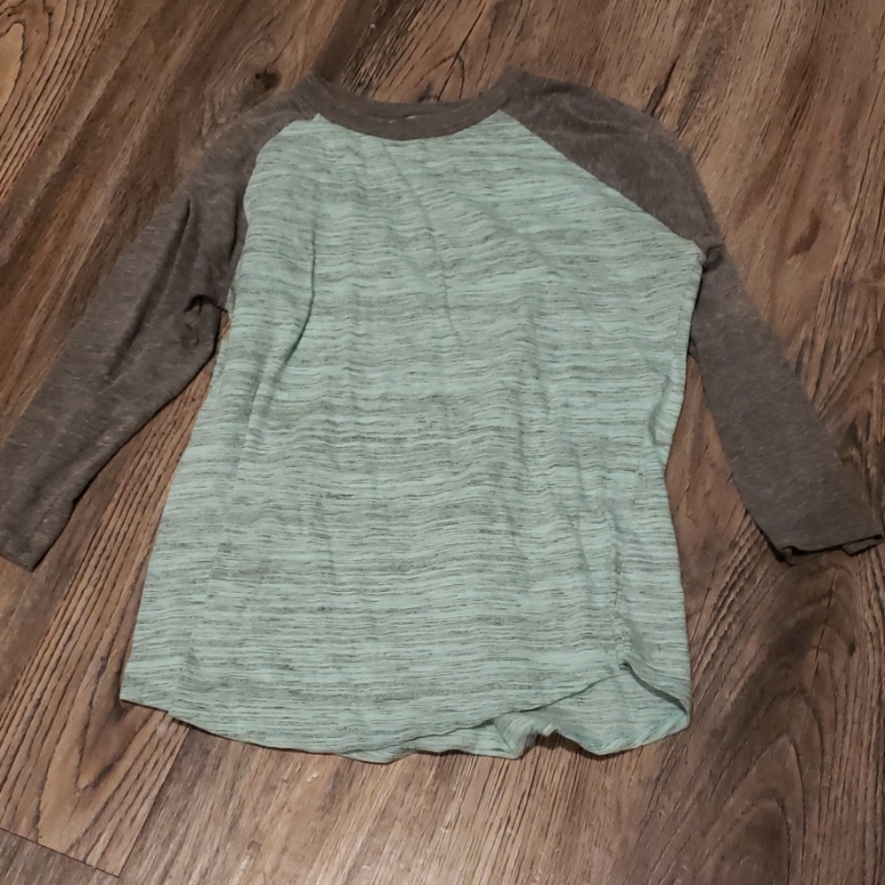 Quarter length lularoe tee